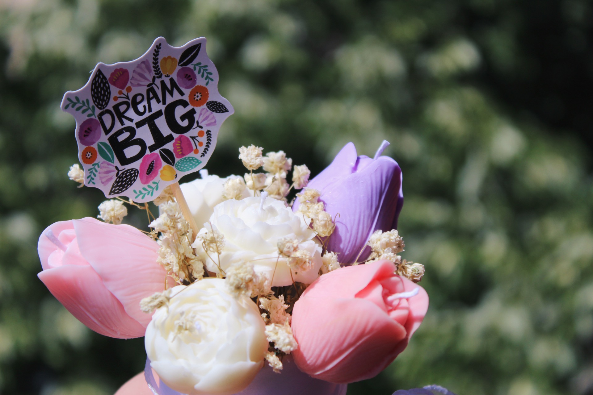 Букет од рози и лалиња